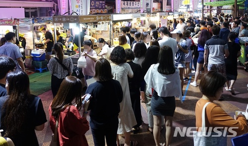 [제주=뉴시스]배상철 기자 = 제주시 이도1동에 위치한 제주동문재래시장 야시장이 매대 음식을 사려는 관광객과 도민들로 붐비고 있다. (사진=뉴시스DB) .bsc@newsis.com