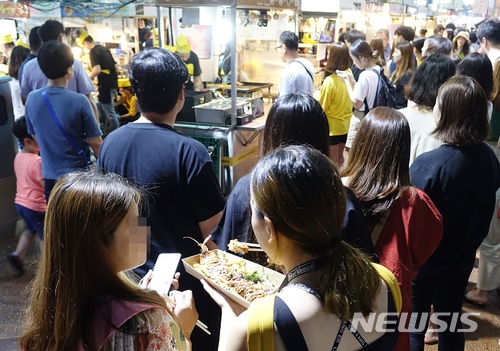 [제주=뉴시스] 제주동문시장 야시장. (사진=뉴시스DB)
