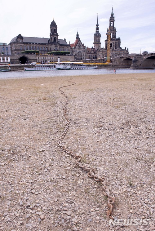【드레스덴=AP/뉴시스】독일 드레스덴의 엘베강의 수량이 폭염과 가뭄으로 대폭 줄어들어 9일(현지시간) 강바닥을 일부 드러내고 있다. 현재 드레스덴 지역의 엘베강 수위는 55cm이다. 2018.08.08
