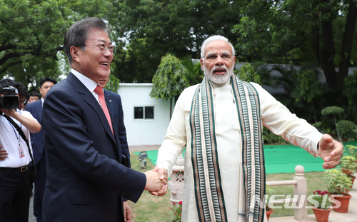 【뉴델리(인도)=뉴시스】박진희 기자 = 문재인 대통령은 9일(현지시간) 오후 나렌드라 모디 (Narendra Modi) 인도 총리와 함께 인도 뉴델리 간디기념관을 방문하여 간디기념비에 헌화하고, 간디가 기도하던 장소 등 기념관을 둘러보고 있다. 2018.07.10. pak7130@newsis.com