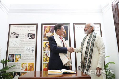 【뉴델리(인도)=뉴시스】박진희 기자 = 문재인 대통령은 9일(현지시간) 오후 나렌드라 모디 (Narendra Modi) 인도 총리와 함께 인도 뉴델리 간디기념관을 방문하여 간디기념비에 헌화하고, 간디가 기도하던 장소 등 기념관을 둘러보고 있다. 2018.07.10.&nbsp; pak7130@newsis.com