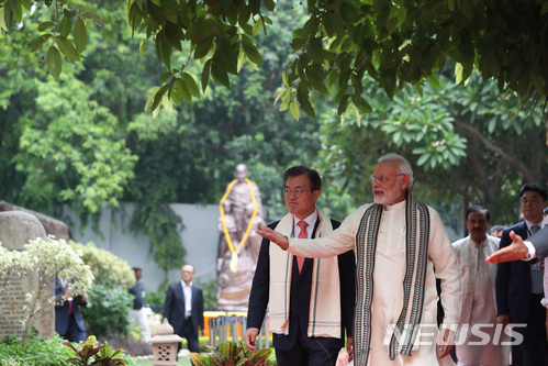 【뉴델리(인도)=뉴시스】박진희 기자 = 문재인 대통령은 9일(현지시간) 오후 나렌드라 모디 (Narendra Modi) 인도 총리와 함께 인도 뉴델리 간디기념관을 방문하여 간디기념비에 헌화하고, 간디가 기도하던 장소 등 기념관을 둘러보고 있다. 2018.07.10.&nbsp; pak7130@newsis.com