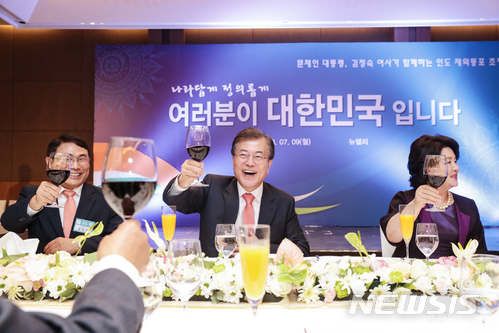 【뉴델리(인도)=뉴시스】 문재인 대통령은 10일 코빈드 인도 대통령 주최 국빈 만찬에 참석해 "양국의 강점을 살린 호혜적인 협력으로 4차 산업혁명시대를 함께 선도해 나가길 기대한다"고 공동 번영을 기원했다. (사진=뉴시스 자료사진) 2018.07.10. pak7130@newsis.com