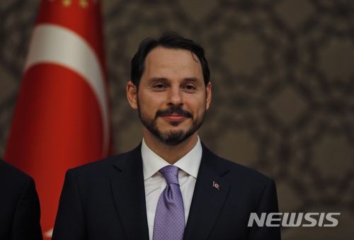 【앙카라=AP/뉴시스】 레제프 타이이프 에르도안 터키 대통령은 9일(현지시간) 자신의 사위인 베랏 알바이라크를 신임 재무장관으로 임명했다. 알바이라크 신임 재무장관은 이날 터키 앙카라 대통령궁에서 열린 기자회견에 참석했다. 2018. 7. 10 