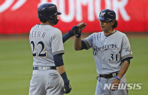 [마이애미=AP/뉴시스] 한화 이글스 신임 사령탑으로 선임된 카를로스 수베로(오른쪽). 