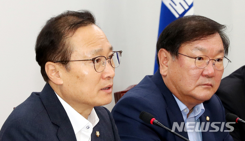【서울=뉴시스】이종철 기자 = 10일 오전 서울 여의도 국회에서 열린 더불어민주당 원내대책회의에서 홍영표 원내대표가 모두발언을 하고 있다. 2018.07.10.&nbsp; jc4321@newsis.com