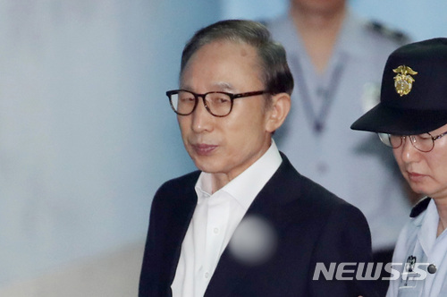 【서울=뉴시스】김진아 기자 = 이명박 전 대통령이 10일 오전 서울 서초구 서울중앙지법에서 열린 뇌물 등 혐의 11차 공판에 출석하고 있다. 2018.07.10. bluesoda@newsis.com
