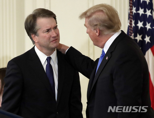 【워싱턴=AP/뉴시스】도널드 트럼프 미국 대통령이 9일(현지시간) 워싱턴 백악관 이스트룸에서 연방 대법관에 브렛 캐버너 판사를 지명한 후 캐배너의 어깨에 손을 올려놓고 있다. 2018.07.10&nbsp; 