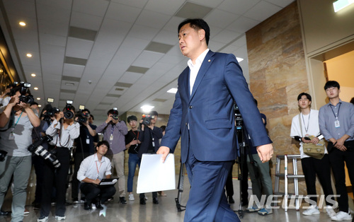 【서울=뉴시스】박영태 기자 = 김관영 바른미래당 원내대표가 10일 오전 서울 영등포구 여의도 국회에서 진행된 국회 원구성을 위한 교섭단체 원내대표 회동에 참석하고 있다. 2018.07.10.since1999@newsis.com