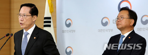【서울=뉴시스】박주성 기자 = 송영무(왼쪽) 국방부 장관과 김부겸 행정안전부 장관이 10일 오전 서울 세종로 정부서울청사 브리핑룸에서 열린 을지연습 관련 합동브리핑을 하고 있다.&nbsp; 정부는 오는 8월 예정된 정부 차원의 비상대비 훈련인 ‘을지연습’을 중단키로 했다. 2018.07.10. park7691@newsis.com