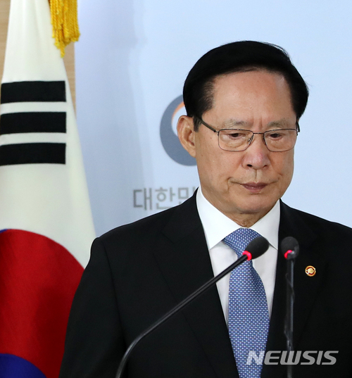 【서울=뉴시스】박주성 기자 = 송영무 국방부 장관이 10일 오전 서울 세종로 정부서울청사 브리핑룸에서 열린 을지연습 관련 합동브리핑에 참석하고 있다.&nbsp; 정부는 오는 8월 예정된 정부 차원의 비상대비 훈련인 ‘을지연습’을 중단키로 했다. 2018.07.10. park7691@newsis.com