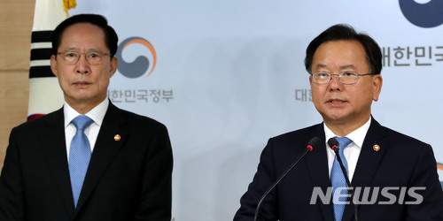 【서울=뉴시스】박주성 기자 = 송영무(왼쪽) 국방부 장관과 김부겸 행정안전부 장관이 10일 오전 서울 세종로 정부서울청사 브리핑룸에서 열린 을지연습 관련 합동브리핑을 하고 있다.&nbsp; 정부는 오는 8월 예정된 정부 차원의 비상대비 훈련인 ‘을지연습’을 중단키로 했다. 2018.07.10. park7691@newsis.com