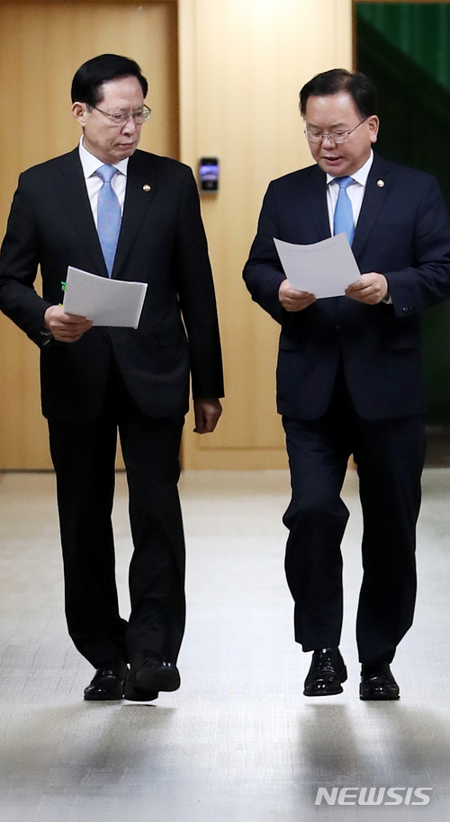 【서울=뉴시스】박주성 기자 = 송영무(왼쪽) 국방부 장관과 김부겸 행정안전부 장관이 10일 오전 서울 세종로 정부서울청사 브리핑룸에서 열린 을지연습 관련 합동브리핑에 참석하며 이야기를 나누고 있다. 2018.07.10.&nbsp; park7691@newsis.com