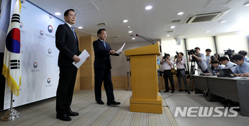 【서울=뉴시스】박주성 기자 = 송영무(왼쪽) 국방부 장관과 김부겸 행정안전부 장관이 10일 오전 서울 세종로 정부서울청사 브리핑룸에서 열린 을지연습 관련 합동브리핑에 참석하고 있다. 2018.07.10.&nbsp; park7691@newsis.com