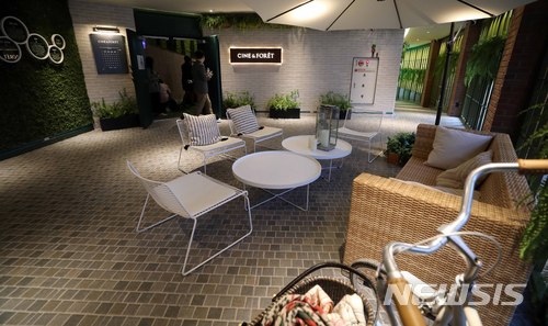 【서울=뉴시스】고범준 기자 = 10일 오전 서울 광진구 CGV강변점에서 'CGV 20주년 영화산업 미디어포럼'이 진행되고 있다. 사진은 지난 6일 개관한 자연 콘셉트의 잔디 슬로프 특별관 씨네&포레 입구 모습. CJ CGV는 1998년 서울 구의역에 국내 최초의 멀티플렉스인 CGV 강변을 개관, 20년동안 국내 영화시장을 선도해왔다. 프리미엄 상영관 골드클래스, 씨네드쉐프, IMAX, 독립-예술 영화 전용관 CGV아트하우스 등 다양한 콘셉트의 상영관을 도입해 영화관람문화의 변화를 이끌었다. 2018.07.10. bjko@newsis.com