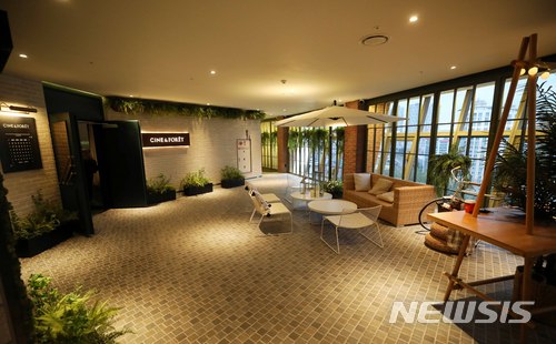 【서울=뉴시스】고범준 기자 = 10일 오전 서울 광진구 CGV강변점에서 'CGV 20주년 영화산업 미디어포럼'이 진행되고 있다. 사진은 지난 6일 개관한 자연 콘셉트의 잔디 슬로프 특별관 씨네&포레 입구 모습. CJ CGV는 1998년 서울 구의역에 국내 최초의 멀티플렉스인 CGV 강변을 개관, 20년동안 국내 영화시장을 선도해왔다. 프리미엄 상영관 골드클래스, 씨네드쉐프, IMAX, 독립-예술 영화 전용관 CGV아트하우스 등 다양한 콘셉트의 상영관을 도입해 영화관람문화의 변화를 이끌었다. 2018.07.10. bjko@newsis.com