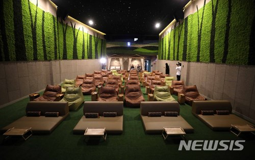 【서울=뉴시스】고범준 기자 = 10일 오전 서울 광진구 CGV강변점에서 'CGV 20주년 영화산업 미디어포럼'이 진행되고 있다. 사진은 지난 6일 개관한 자연 콘셉트의 잔디 슬로프 특별관 씨네&포레 모습. CJ CGV는 1998년 서울 구의역에 국내 최초의 멀티플렉스인 CGV 강변을 개관, 20년동안 국내 영화시장을 선도해왔다. 프리미엄 상영관 골드클래스, 씨네드쉐프, IMAX, 독립-예술 영화 전용관 CGV아트하우스 등 다양한 콘셉트의 상영관을 도입해 영화관람문화의 변화를 이끌었다. 2018.07.10. bjko@newsis.com