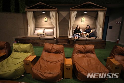 【서울=뉴시스】고범준 기자 = 10일 오전 서울 광진구 CGV강변점에서 'CGV 20주년 영화산업 미디어포럼'이 진행되고 있다. 사진은 지난 6일 개관한 자연 콘셉트의 잔디 슬로프 특별관 씨네&포레 모습. CJ CGV는 1998년 서울 구의역에 국내 최초의 멀티플렉스인 CGV 강변을 개관, 20년동안 국내 영화시장을 선도해왔다. 프리미엄 상영관 골드클래스, 씨네드쉐프, IMAX, 독립-예술 영화 전용관 CGV아트하우스 등 다양한 콘셉트의 상영관을 도입해 영화관람문화의 변화를 이끌었다. 2018.07.10. bjko@newsis.com