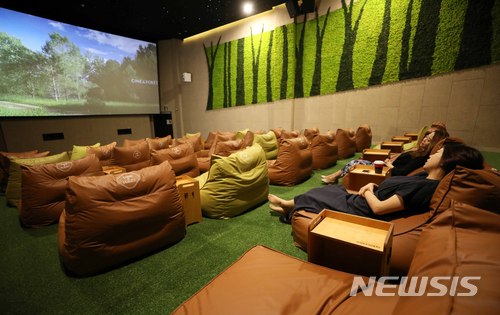 【서울=뉴시스】고범준 기자 = 10일 오전 서울 광진구 CGV강변점에서 'CGV 20주년 영화산업 미디어포럼'이 진행되고 있다. 사진은 지난 6일 개관한 자연 콘셉트의 잔디 슬로프 특별관 씨네&포레 모습. CJ CGV는 1998년 서울 구의역에 국내 최초의 멀티플렉스인 CGV 강변을 개관, 20년동안 국내 영화시장을 선도해왔다. 프리미엄 상영관 골드클래스, 씨네드쉐프, IMAX, 독립-예술 영화 전용관 CGV아트하우스 등 다양한 콘셉트의 상영관을 도입해 영화관람문화의 변화를 이끌었다. 2018.07.10. bjko@newsis.com