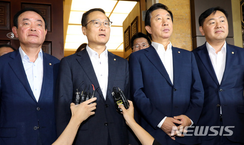 【서울=뉴시스】박영태 기자 = 10일 오전 서울 영등포구 여의도 국회에서 진행된 국회 일정과 원구성을 위한 교섭단체 원내대표 회동을 끝내고 나온 홍영표 더불어민주당 원내대표가 합의문을 발표하고 있다. 왼쪽부터 장병완 평화와 정의의 의원모임, 홍영표 더불어민주당, 김성태 자유한국당, 김관영 바른미래당 원내대표. 2018.07.10. since1999@newsis.com