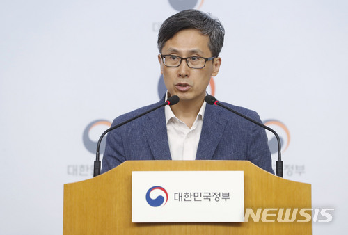 【서울=뉴시스】최동준 기자 = 문영호 문화체육관광부 저작권정책관이 10일 서울 종로구 정부서울청사 별관 브리핑실에서 불법복제물 유통 해외사이트 집중 단속 성과를 발표하고 있다.정부는 국내 최대 불법 웹툰 사이트와 토렌트 사이트를 폐쇠했으며 앞으로 저작권 침해 사이트에 대한 모니터링을 강화하고 이용자 상위 사이트에 대한 추가 단속을 실시하겠다고 밝혔다. 2018.07.10. photocdj@newsis.com