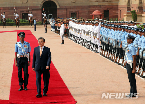 【뉴델리(인도)=뉴시스】박진희 기자 = 문재인 대통령이 10일(현지시간) 인도 뉴델리 대통령궁 광장에서 람 나트 코빈드 대통령 내외가 개최하는 공식환영식에 참석하여 의장대를 사열하고 있다. 2018.07.10.&nbsp;&nbsp; pak7130@newsis.com 
