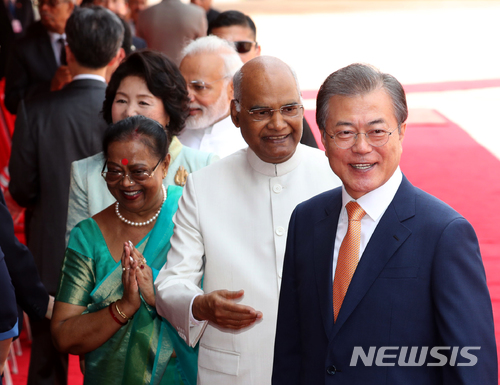 【뉴델리(인도)=뉴시스】박진희 기자 = 문재인 대통령 내외와 람 나트 코빈드 대통령 내외가 10일(현지시간) 인도 뉴델리 대통령궁 광장에서 열린 공식환영식에 참석해 이야기를 나누고 있다. 2018.07.10.&nbsp; pak7130@newsis.com 