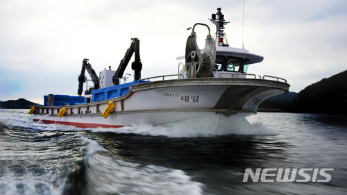【영암=뉴시스】박상수 기자 = 전남 영암 대불산단의 ㈜터보마린이 진공압축방식으로 건조해 성공한 어선이 활어운반 수족관에 80t의 물을 가득 채우고 시운전, 성능테스트를 하고 있다. 2018.07.10. (사진=터보마린 제공) photo@newsis.com