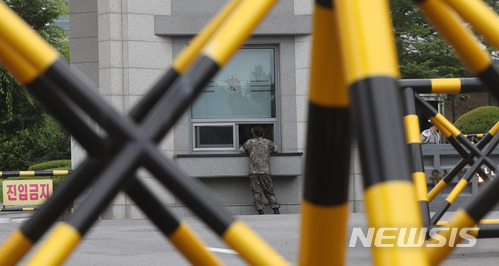 【과천=뉴시스】임태훈 기자 = 문재인 대통령은 10일 촛불집회 당시 국군기무사령부가 계엄령 검토 문건을 작성한 것과 관련해 "독립수사단을 구성해 신속하고 공정하게 수사하라"고 지시했다. 독립수사단은 군내 비육군, 비기무사 출신의 군 검사들로 구성될 예정으로 국방부 장관의 수사지휘를 받지 않고 독립적이고 독자적으로 수사를 진행하게 된다. 사진은 10일 오후 경기 과천 국군기무사령부의 모습. 2018.07.10.&nbsp;&nbsp; taehoonlim@newsis.com