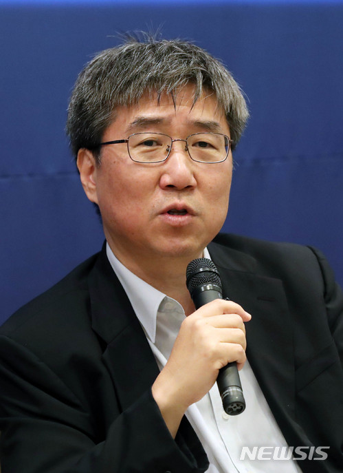 【서울=뉴시스】홍효식 기자 = 장하준 영국 케임브리지대학 교수가 10일 오후 서울 여의도 전경련회관 컨퍼런스센터에서 '기업과 혁신 생태계' 특별 대담을 하고 있다. 2018.07.10.&nbsp; yesphoto@newsis.com