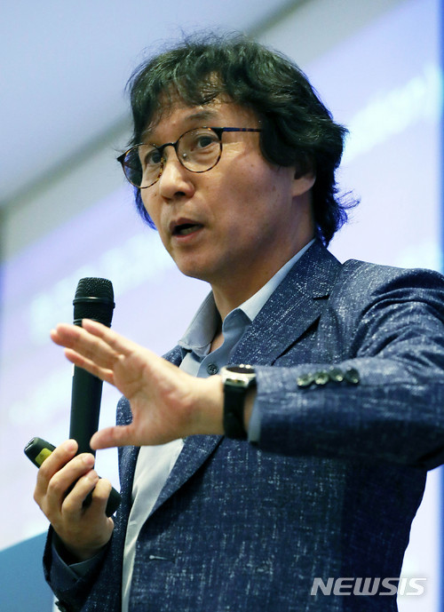 【서울=뉴시스】홍효식 기자 = 신장섭 싱가포르 국립대학 교수가 10일 오후 서울 여의도 전경련회관 컨퍼런스센터에서 열린 '기업과 혁신 생태계' 특별 대담에서 기조발표를 하고 있다. 2018.07.10. yesphoto@newsis.com