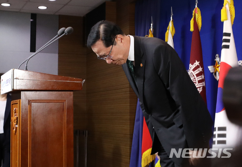 【서울=뉴시스】전진환 기자 = 송영무 국방부장관이 10일 오후 서울 용산구 국방부 브리핑실에서 기무사 특별수사단 대통령 지시 관련해 브리핑을 마치고 인사하고 있다. 앞서 문재인 대통령은 과거 촛불집회 당시 국군기무사령부가 계엄령 검토 문건을 작성한 것과 관련, 독립수사단을 구성해 신속하고 공정하게 수사할 것을 국방부장관에게 지시했다. 2018.07.10. amin2@newsis.com