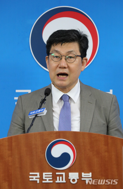 【세종=뉴시스】강종민 기자 = 김남근 국토교통분야 관행혁신위원장이 10일 오후 정부세종청사에서 부동산가격 공시제도, 철도안전 및 철도산업 등 국토교통부 주요 정책에 대한 2차 개선권고안을 발표하고 있다. 2018.07.10. ppkjm@newsis.com