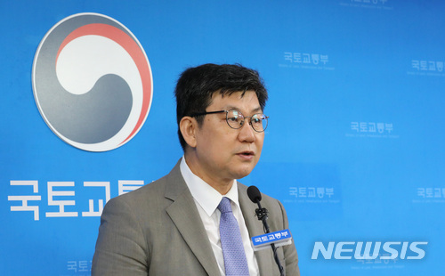 【세종=뉴시스】강종민 기자 = 김남근 국토교통분야 관행혁신위원장이 10일 오후 정부세종청사에서 부동산가격 공시제도, 철도안전 및 철도산업 등 국토교통부 주요 정책에 대한 2차 개선권고안을 발표하고 있다. 2018.07.10.&nbsp; ppkjm@newsis.com