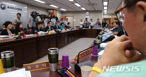 【세종=뉴시스】강종민 기자 = 10일 오후 정부세종청사에서 열린 최저임금위원회 전원회의에서 사용자 위원과 근로자 위원이 극명한 의견차이를 보이고 있다. 2018.07.10. ppkjm@newsis.com