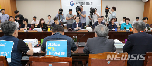 【세종=뉴시스】강종민 기자 = 10일 오후 정부세종청사에서 열린 최저임금위원회 전원회의에서 사용자 위원과 근로자 위원이 극명한 의견차이를 보이고 있다. 2018.07.10. ppkjm@newsis.com