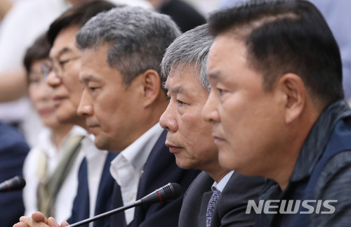 【세종=뉴시스】강종민 기자 = 10일 오후 정부세종청사에서 열린 최저임금위원회 전원회의에서 사용자 위원과 근로자 위원이 양보없는 주장을 펼치며 굳은 표정을 짓고 있다. 2018.07.10.&nbsp; ppkjm@newsis.com