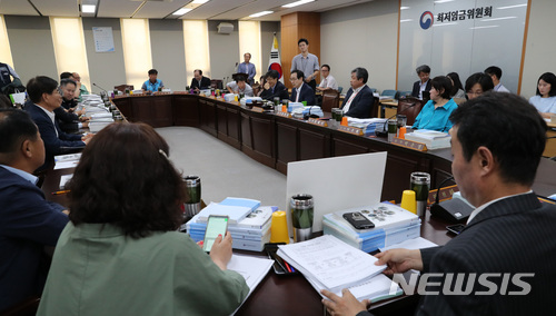 【세종=뉴시스】강종민 기자 = 10일 오후 정부세종청사에서 최저임금위원회 전원회의가 열리고 있다. 2018.07.10.&nbsp; ppkjm@newsis.com