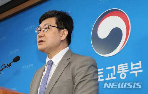 【세종=뉴시스】강종민 기자 = 김남근 국토교통분야 관행혁신위원장이 10일 오후 정부세종청사에서 부동산가격 공시제도, 철도안전 및 철도산업 등 국토교통부 주요 정책에 대한 2차 개선권고안을 발표하고 있다. 2018.07.10.&nbsp; ppkjm@newsis.com