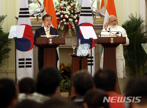 【뉴델리(인도)=뉴시스】박진희 기자 = 문재인 대통령과 나렌드라 모디 (Narendra Modi) 인도 총리가 10일(현지시간) 인도 뉴델리 총리실 영빈관에서 공동언론발표를 하고 있다. 2018.07.10.&nbsp; pak7130@newsis.com 