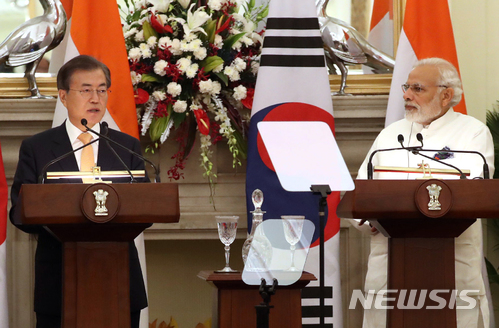 【뉴델리(인도)=뉴시스】박진희 기자 = 문재인 대통령과 나렌드라 모디 인도 총리가 10일(현지시간) 인도 뉴델리 총리실 영빈관에서 공동언론발표를 하고 있다. 2018.07.10. pak7130@newsis.com