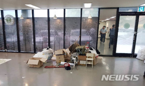 【서울=뉴시스】최득신 특별검사보 등 수사팀 7명이 10일 오후 경기도 파주 느릅나무 출판사 사무실 1층 현장 쓰레기더미 안에서 발견한 휴대폰 21대와 유심칩을 발견해 공개 했다. 2018.07.10. (사진= 특검팀 제공)photo@newsis.com