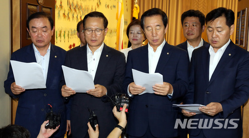 【서울=뉴시스】박영태 기자 = 10일 오후 서울 영등포구 여의도 국회에서 진행된 국회 일정과 원구성을 위한 교섭단체 원내대표 회동을 끝낸 원내대표들이 국회 정상화에 합의를 한 후 원내대표들이 합의문을 보고 있다. 왼쪽부터 장병완 평화와 정의의 의원모임, 홍영표 더불어민주당, 김성태 자유한국당, 김관영 바른미래당 원내대표. 2018.07.10. since1999@newsis.com