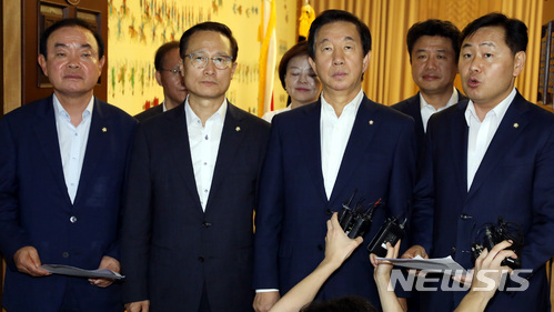 【서울=뉴시스】박영태 기자 = 10일 오후 서울 영등포구 여의도 국회에서 진행된 국회 일정과 원구성을 위한 교섭단체 원내대표 회동을 끝낸 원내대표들이 국회 정상화에 합의를 한 후 김관영 바른미래당 원내대표가 합의문을 발표하고 있다. 왼쪽부터 장병완 평화와 정의의 의원모임, 홍영표 더불어민주당, 김성태 자유한국당, 김관영 바른미래당 원내대표. 2018.07.10. since1999@newsis.com