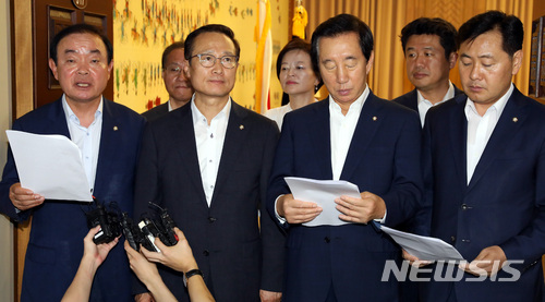 【서울=뉴시스】박영태 기자 = 10일 오후 서울 영등포구 여의도 국회에서 진행된 국회 일정과 원구성을 위한 교섭단체 원내대표 회동을 끝낸 원내대표들이 국회 정상화에 합의를 한 후 장병완 평화와 정의의 의원모임 원내대표가 합의문을 발표하고 있다. 왼쪽부터 장병완 평화와 정의의 의원모임, 홍영표 더불어민주당, 김성태 자유한국당, 김관영 바른미래당 원내대표. 2018.07.10. since1999@newsis.com