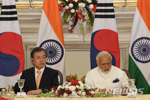 【뉴델리(인도)=뉴시스】박진희 기자 = 문재인 대통령은 나렌드라 모디 (Narendra Modi) 인도 총리와 함께 10일(현지시간) 인도 뉴델리 총리실 영빈관에서 개최된 한-인도 CEO 라운드테이블에 참석하고 있다. 2018.07.10. pak7130@newsis.com