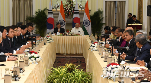 【뉴델리(인도)=뉴시스】박진희 기자 = 아난드 마힌드라(오른쪽) 마힌드라그룹 회장 10일 인도 뉴델리 총리실 영빈관에서 개최된 한-인도 CEO 라운드테이블에 참석하여 발언을 하고 있다. 2018.07.10. pak7130@newsis.com 