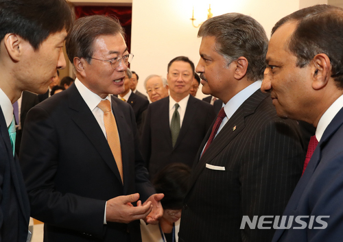 【뉴델리(인도)=뉴시스】박진희 기자 = 문재인 대통령이 10일 인도 뉴델리 총리실 영빈관에서 개최된 한-인도 CEO 라운드테이블에 참석하여 아난드 마힌드라 마힌드라그룹 회장과 인사를 나누고 있다. 2018.07.10.pak7130@newsis.com