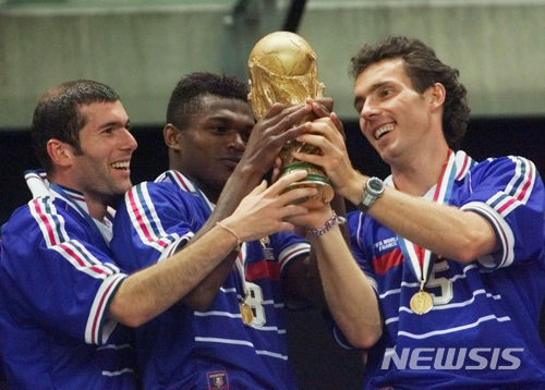 [파리=AP/뉴시스] 1998년 프랑스월드컵 우승 주역인 지네딘 지단(왼쪽)이 우승컵을 들어올리고 있다. 1998.07.12.