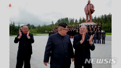 【서울=뉴시스】 북한 조선중앙TV는 김정은 국무위원장이 삼지연군 중흥농장, 감자가루 생산공장, 건설현장 현지지도를 마치고 군당위원회 관계자들과 기념촬영을 했다고 지난달 10일 보도했다. 2018.07.10. (출처=조선중앙TV 캡쳐) photo@newsis.com